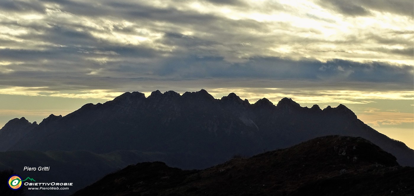 06 Dal Rif. Gherardi (1647 m) tramonto in Resegone.JPG -                                